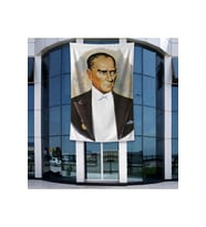 Sivil Takım Elbiseli Mustafa Kemal Atatürk Poster Bayrak Raşel Kumal 4x6 metre ATA23