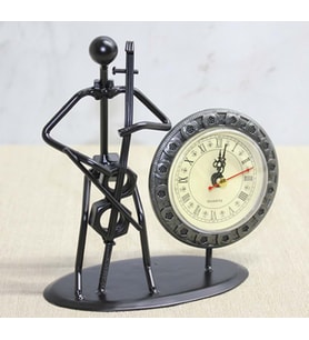 Metal Saatli VİYOLONSEL Çalan Müzisyen