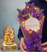 Aynalı Renkli Işıklı Kelebek Buketi ve Size Özel Led Işıklı Şans Melekli Biblolu Fanus