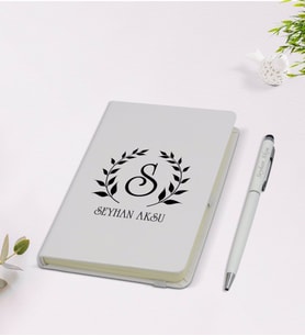 BK Gift Kişiye Özel Çelenk Baş Harfli İsimli 9x14cm Beyaz Defter ve Kalem Hediye Seti - Model 4