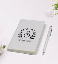 BK Gift Kişiye Özel Çelenk Baş Harfli İsimli 9x14cm Beyaz Defter ve Kalem Hediye Seti - Model 4
