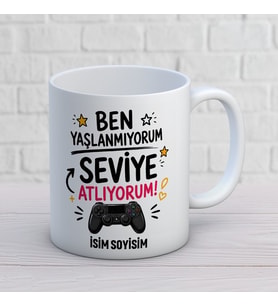 Kişiye Özel Ben Yaşlanmıyorum Seviye Atlıyorum Baskılı Kupa – Gamer Temalı Komik Doğum Günü Hediyesi