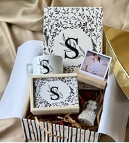 Kişiye Özel Harfli Çiçek Tasarımlı Kutulu Kupa Sert Kapaklı Defter Mini Melek Kar Küresi Ve Ahşap Fotoğraf Standı Anneler Günü Hediye Seti