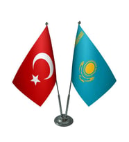 Masa Üstü Kazakistan Bayrağı Türk Bayrağı İkili Krom Direk Masa Bayrak Seti