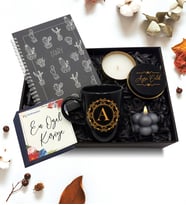 Kişiye Özel Siyah Kupa & Tasarımlı Telli Defter & Gold Detaylı Siyah Mum & Bubble Mum Hediye Seti