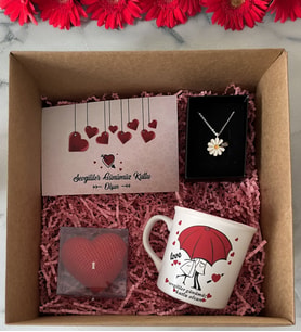BK Gift Kişiye Özel Kutlama Kartı & Sevgililer Günü Tasarımlı Kupa & Kalp Mum & Papatya Kolye Hediye Kutulu Set, Sevgiliye Hediye, Yıl Dönümü Hediyesi