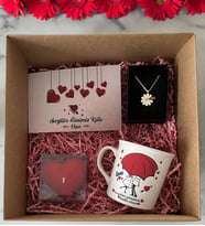BK Gift Kişiye Özel Kutlama Kartı & Sevgililer Günü Tasarımlı Kupa & Kalp Mum & Papatya Kolye Hediye Kutulu Set, Sevgiliye Hediye, Yıl Dönümü Hediyesi