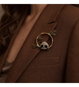 Panda Figürlü Metal Broş – Yeşil Yaprak Detaylı Gold Renk Aksesuar