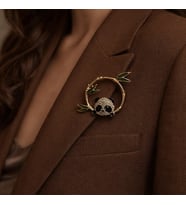 Panda Figürlü Metal Broş – Yeşil Yaprak Detaylı Gold Renk Aksesuar