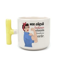 Her Güçlü Kadının Arkasında Kendisi Vardır Baskılı Kadınlar Günü Sarı Kulplu T Kupa