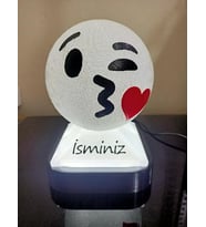 Kişiye Özel Hediyelik Isimli Kalpli Öpücük Emoji Dekoratif Led Lamba - Adaptörlü (Beyaz)