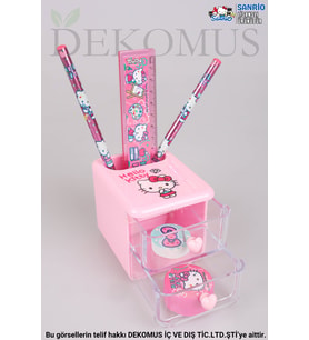 DEKOMUS İLE YENİ SEZON LİSANSLI HELLO KITTY MASA KALEMLİĞİ,CETVEL,KURŞUN KALEM,SİLGİ VE KALEMTRAŞ SETİ