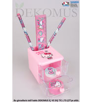 DEKOMUS İLE YENİ SEZON LİSANSLI HELLO KITTY MASA KALEMLİĞİ,CETVEL,KURŞUN KALEM,SİLGİ VE KALEMTRAŞ SETİ