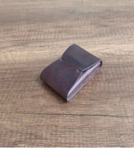 Sumerian Minimalist Crazy Deri Dikey Ön Cep Cüzdanı Kahverengi (Anahtarlık Hediye)