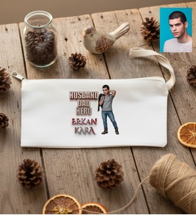 Kişiye Özel Karikatürlü Babaya Hediye Husband Dad Hero Kalemlik Ham Bez Babalar Günü Hediyesi