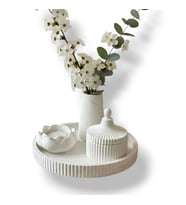 4’lü Kokulu Mum & Dekoratif Set – Lotus Mumluk, Çizgili Vazo & Kapaklı Obje