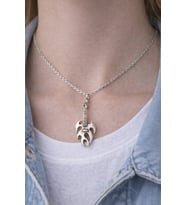 Alev Detaylı Gitar Figürlü Gümüş Renk Metal Tasarım Unisex Günlük Kolye