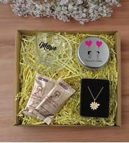 BK Gift Kişiye Özel İsimli DTF Cam Kahve Fincanı & Türk Kahvesi & Papatya Kolye & Gümüş Metal Kutuda Kokulu Mum Hediye Seti-5, Sevgiliye Hediye, Yıl Dönümü Hediyesi