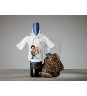BK Gift Kişiye Özel Sevgililer Karikatürlü Mini Beyaz İçki Şişesi Tişörtü , Ev Bar Dekoru, Viski, Şarap, Votka, Rakı Şişesi Tişörtü, Ev Barı-5