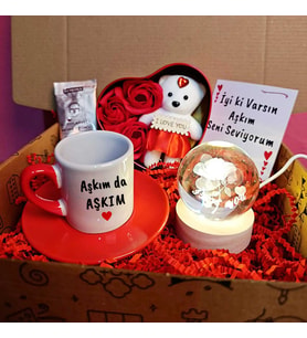 Sevgiliye Premium Hediye Aşkım da Aşkım Tasarımlı İsimli Türk Kahvesi Fincanı, I Love You yazılı Kristal Cam Küre ve Aşk Kutusu Aranjmanlı Kalp Kutulu Premium Hediye Seti (Beyaz - Kırmızı)