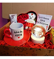 Sevgiliye Premium Hediye Aşkım da Aşkım Tasarımlı İsimli Türk Kahvesi Fincanı, I Love You yazılı Kristal Cam Küre ve Aşk Kutusu Aranjmanlı Kalp Kutulu Premium Hediye Seti (Beyaz - Kırmızı)