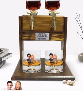 BK Gift Kişiye Özel Renkli Baskılı Sevgililer Karikatürlü İkili Viski Bardağı ve Çift Musluklu Doğal Ahşap Viski Standı-14 (Model 1)