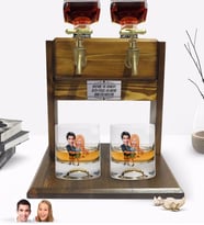 BK Gift Kişiye Özel Renkli Baskılı Sevgililer Karikatürlü İkili Viski Bardağı ve Çift Musluklu Doğal Ahşap Viski Standı-14 (Model 1)