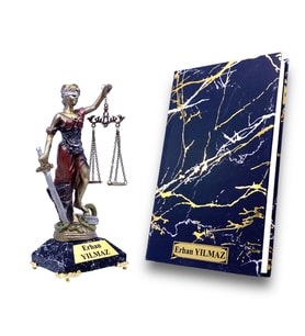 Kişiye Özel İsimli Hediye Seti, Siyah Mermer Tasarımlı Kaideli Adalet Heykeli ve Defter (Model 1)