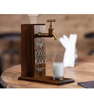BK Gift Kişiye Özel Kabartma İsimli Musluklu Ceviz Ahşap Rakı Standı, Rakı Çeşmesi, Doğum Günü Hediyesi, Ev Hediyesi, İçecek Dispenseri (Model 1)