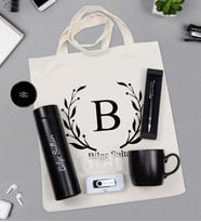 Kişiye Özel 500 ML Siyah Renk Dereceli Termos & Ham Bez Çanta & Gümüş Renk Detaylı Siyah Tükenmez Kalem & 32Gb Usb Bellek & Siyah Kupa Hediye Seti (Model 1)