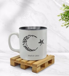 BK Gift Kişiye Özel Kaligrafi Atatürk Tasarımlı İçi Siyah Renkli Kupa Bardak Model 1