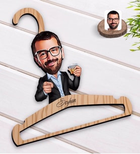 BK Gift Kişiye Özel Erkek Karikatürlü Standart Boy Ahşap Elbise Askısı-50