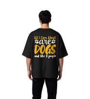 Köpekler ve Üç İnsan Baskılı Erkek Oversize Tişört