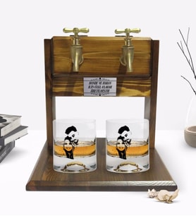 BK Gift Kişiye Özel Renkli Baskılı Sevgililer Silüet Tasarımlı İkili Viski Bardağı ve Çift Musluklu Doğal Ahşap Viski Standı-01 (Model 1)