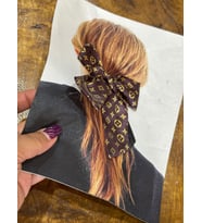 23X19 CM KAHVERENGİ FİYONK TOKALI KIZ ARMA DİKİŞ APLİKE (Beyaz)