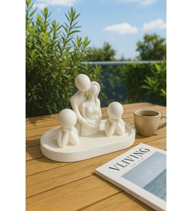 El Yapımı Aile Figürlü Dekoratif Set – Sarılan Çift & Çocuk Figürleri (Tepsi 19X9 Cm)