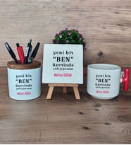Motto Yeni Bir Ben Hediye Sepeti Kupa Bardak T Kulplu, Kalemlik ve Dekoratif Taş Arkadaşa Hediye  (Model 1)