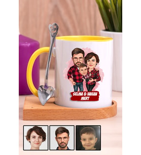 Üç Kişilik Aileye İlginç Hediye Karikatürlü Ahşap Altlıklı Sarı Kupa Bardak