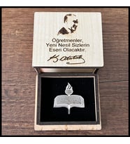 Rhoudium Kaplama Ahşap Kutulu Kişiye Özel Öğretmenler Günü Yaka İğnesi