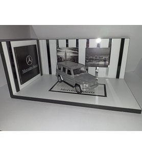 MERCEDES TEMALI AHŞAP SERGİLEME STANDI + G CLASS MODEL ARABA ( ÖZEL PLAKALI )