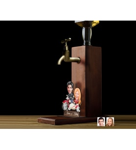 BK Gift Kişiye Özel Sevgililer Karikatürlü Musluklu Ahşap Viski Standı-8, Viski Çeşmesi, Doğum Günü Hediyesi, İçecek Dispenseri