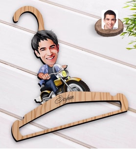 BK Gift Kişiye Özel Erkek Motorcu Karikatürlü Standart Boy Ahşap Elbise Askısı-1