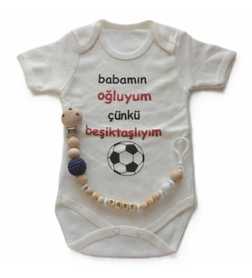 Hoşgeldin Bebek, Yenidoğan Erkek Bebek, Siyah Beyaz Babamın Oğluyum Taraftar Badi ve İsimli Emzik Askısı Hediye Seti