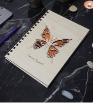 Kişiye Özel Kelebek Desenli Ahşap Kapaklı Defter - İsme Özel -  A5 60 Yaprak (120 SAYFA) (Turuncu)
