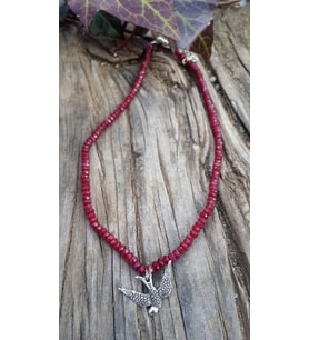 STONEAGE Bayan Kolye Doğal Taş Bordo Vişne Rengi Jade Kırlangıç Figürlü Modern