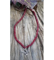 STONEAGE Bayan Kolye Doğal Taş Bordo Vişne Rengi Jade Kırlangıç Figürlü Modern