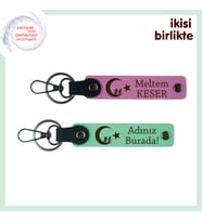 Teyzeye Kalpten Gelen Armağan – Çocuk Ve Ayyıldız Desenli İsimli Deri Anahtarlık, Pembe-Yeşil