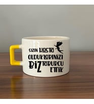 Kişiye Özel İsim Yazılı Sizin Hasta Olduklarınızı Biz Taburcu Ettik Baskılı Sarı Kulplu C Fincan (Beyaz)