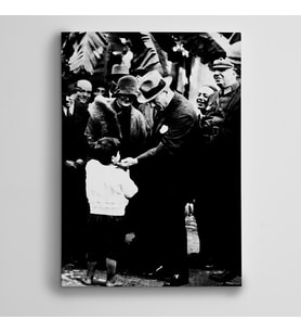 Atatürk Bir Çocuğu Severken Kanvas Tablo