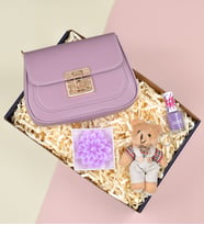 Lila Renkli Kadın Çantası& Mini Ayıcık Anahtarlık& Lotus Çiçeği Model Mor Renkli Mum& Lila Renkli Oje Hediye Seti